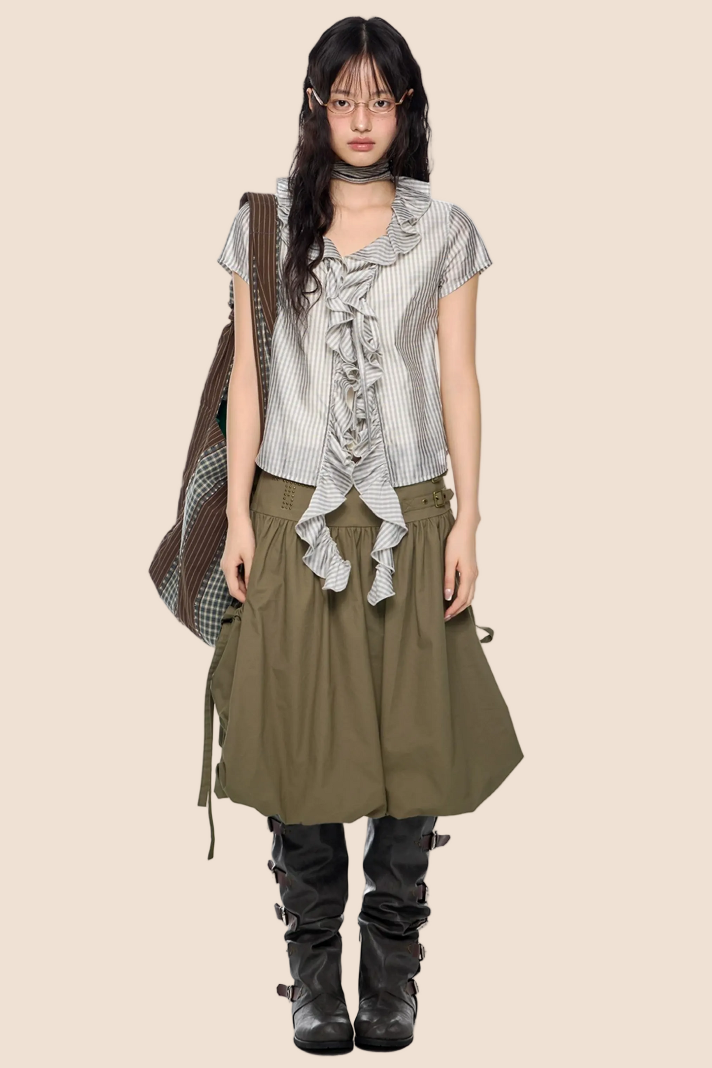 Blusa a quadri con pizzo e scollo a V