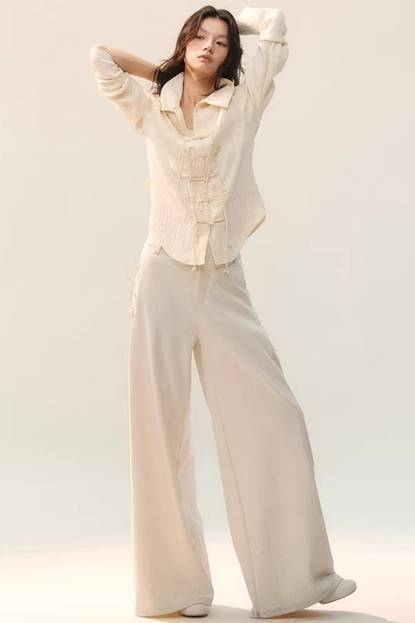 Pantalon large drapé à nouer sur le côté