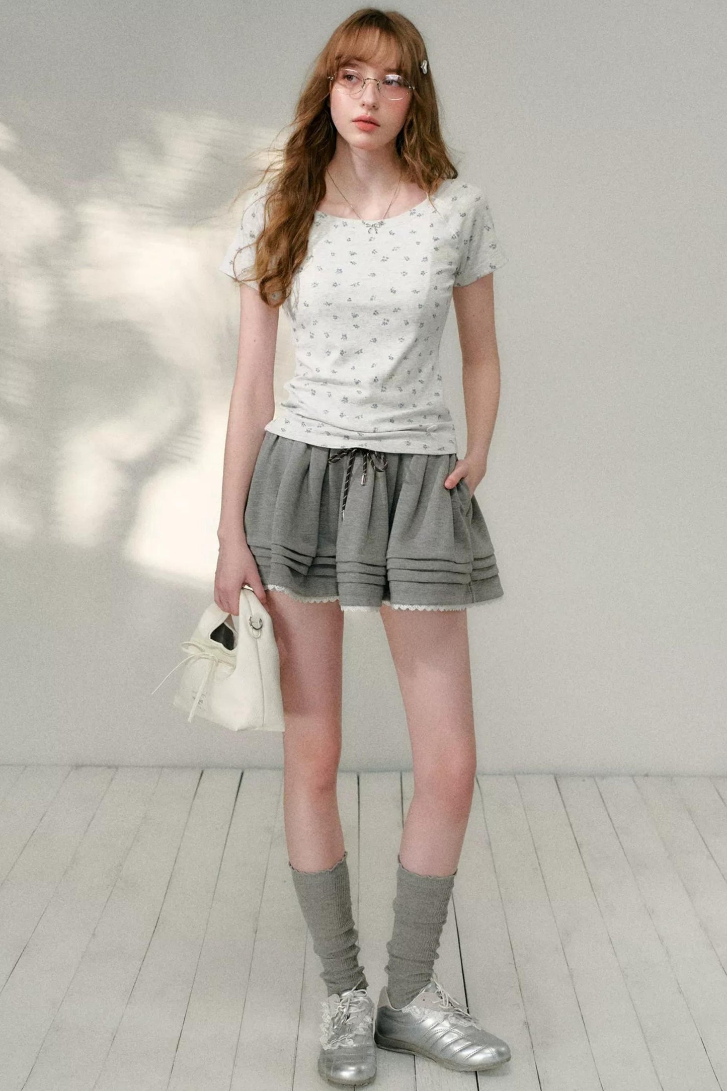 T-shirt con Scollo Asimmetrico e Stampa Floreale