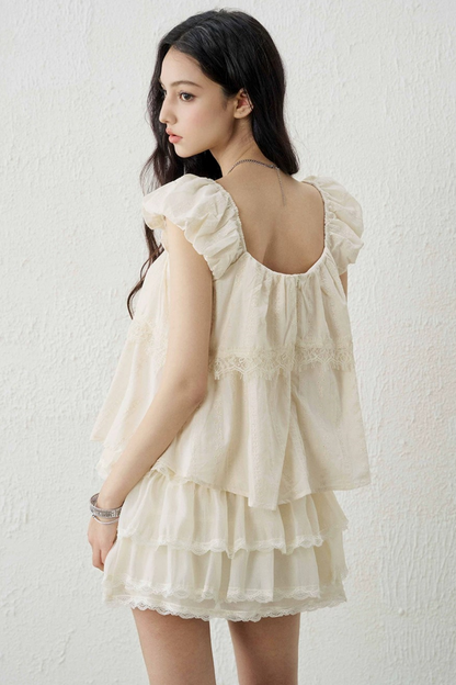 Top corto estilo babydoll con mangas con volantes