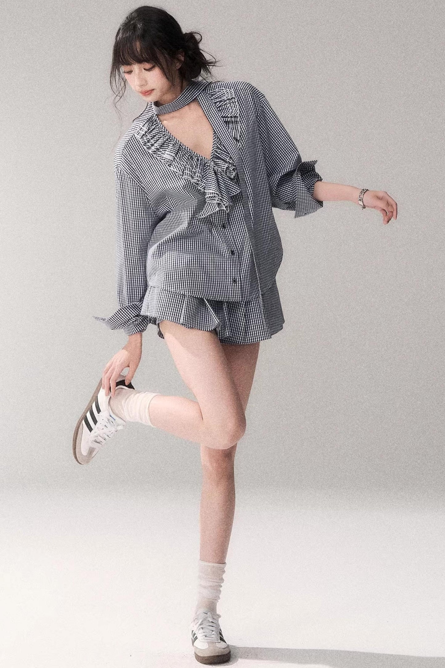 Ensemble chemise à carreaux bleus et dentelle