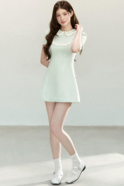 Vestido evasé con solapa encantadora