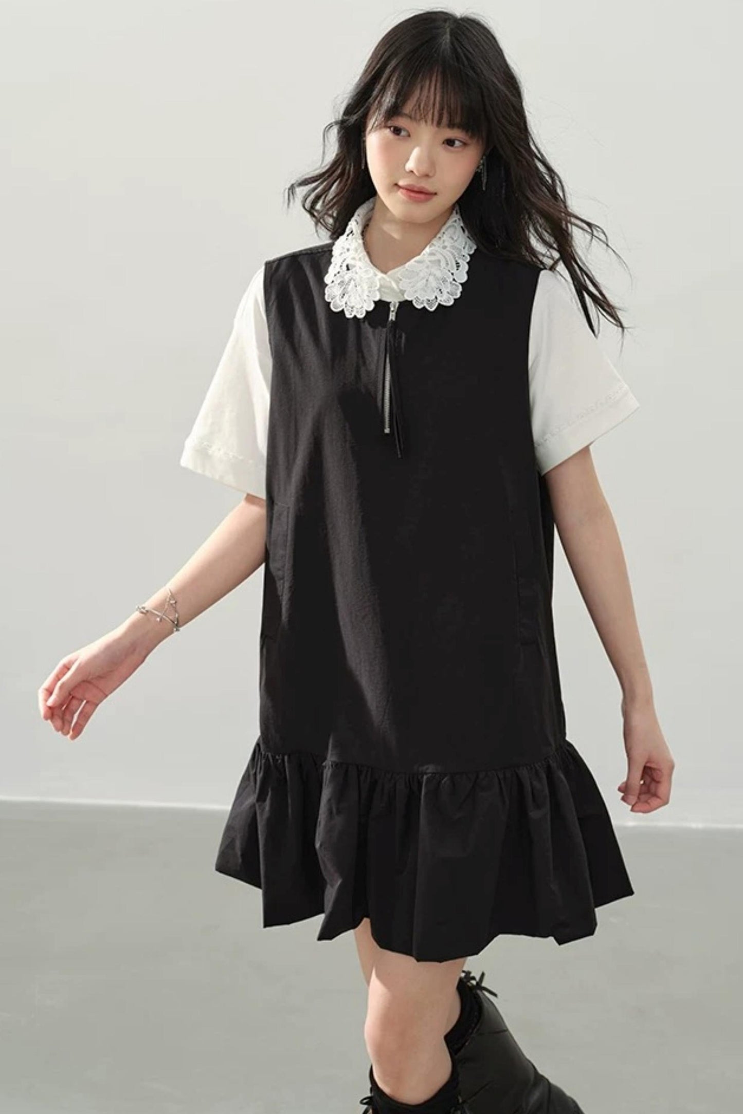 Vestido negro con cremallera y bajo con volantes