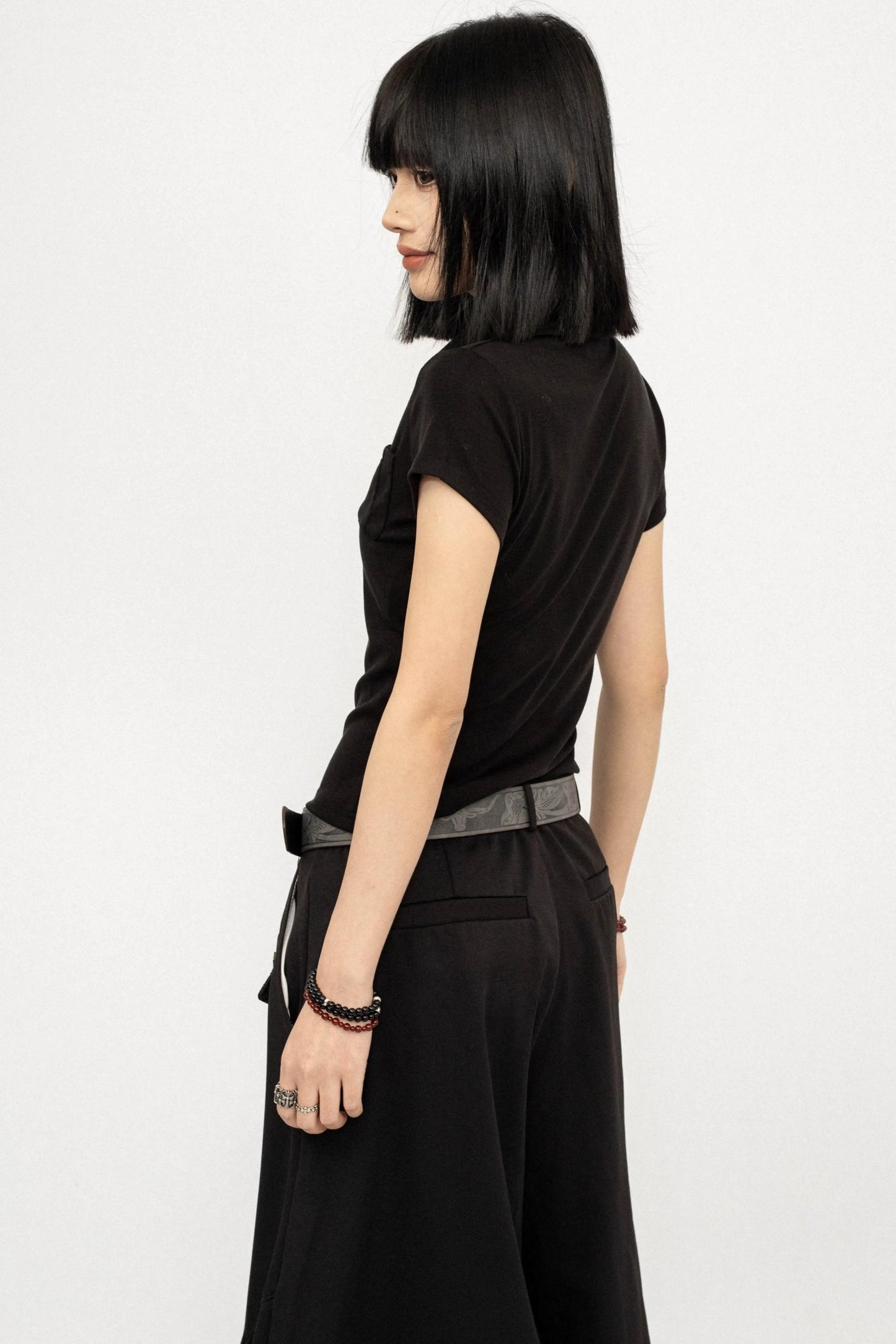 Schwarzes, taillenumspielendes T-Hemd