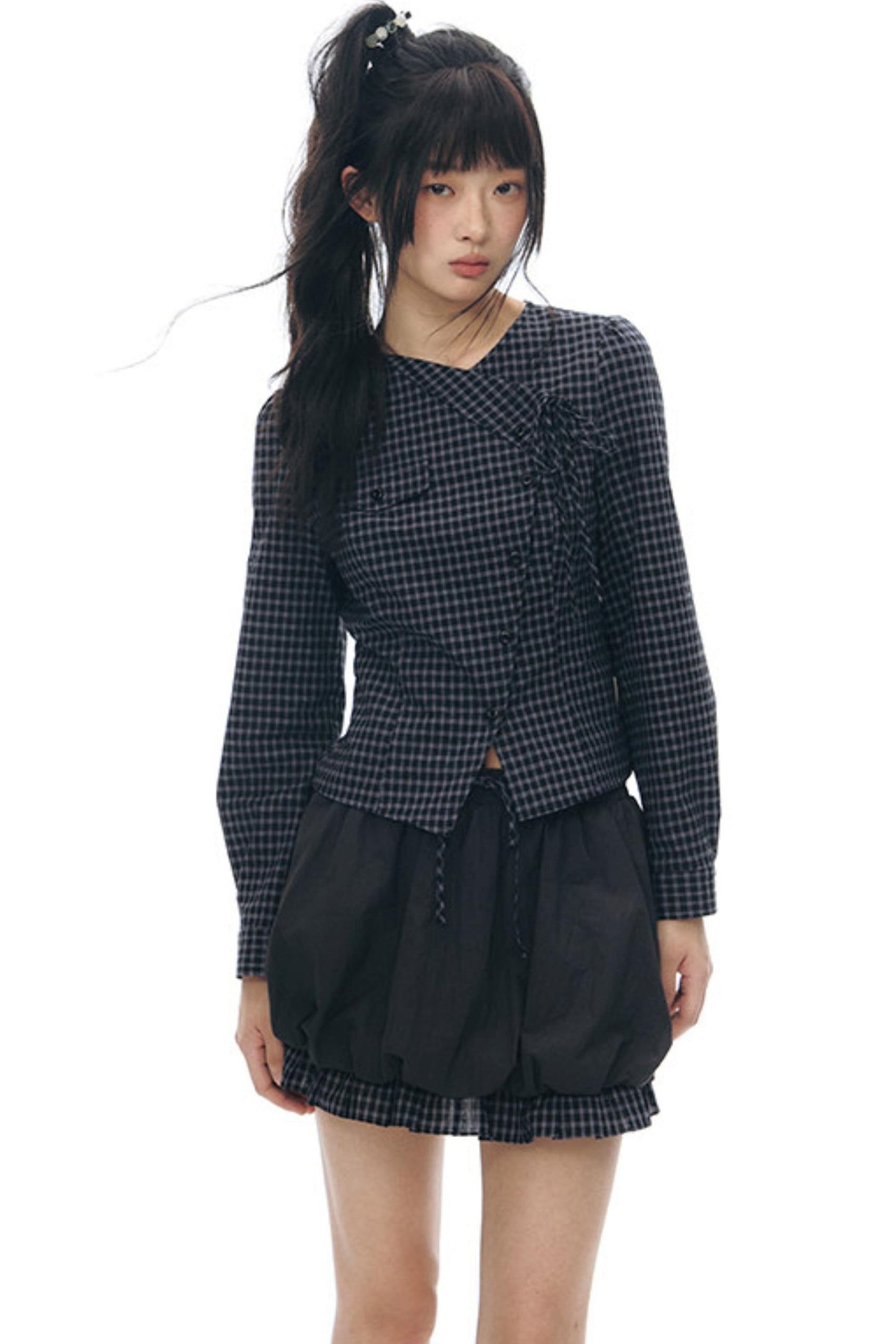 Anordnung aus diagonal kariertem Hemd und Blumenrock