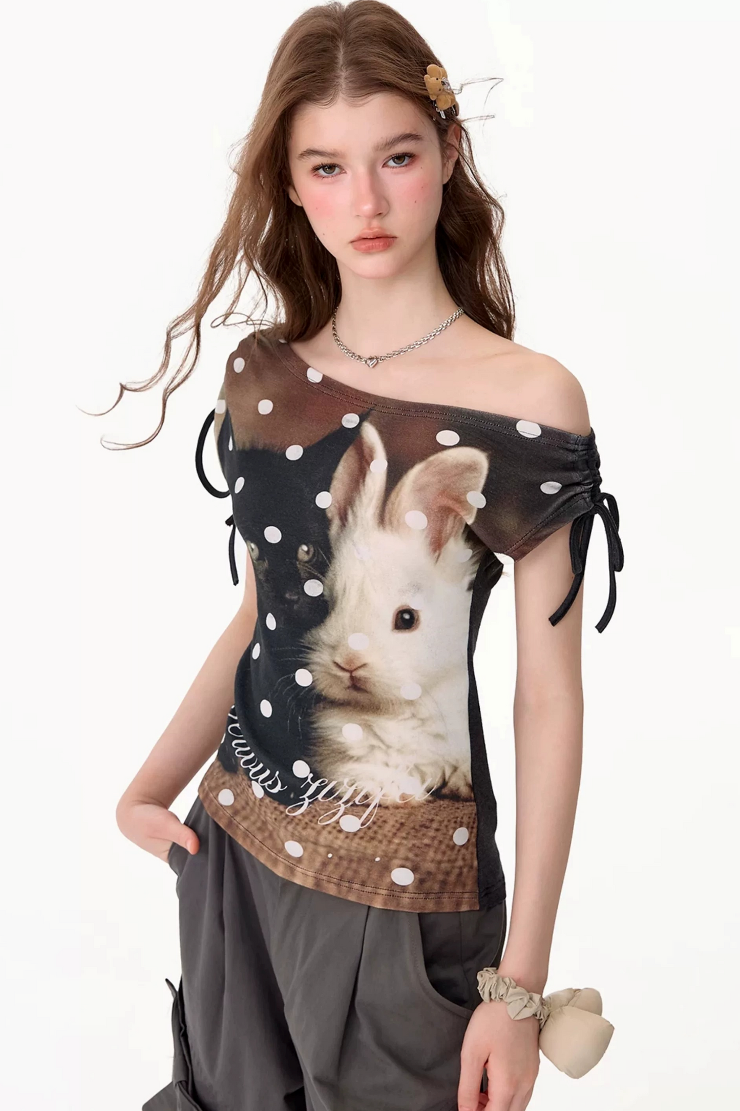Maglia con stampa a pois con gatto e coniglio