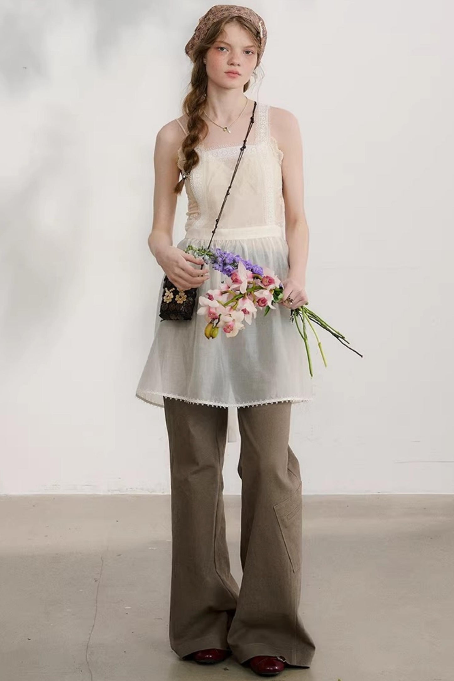 밤색 손으로 말아 올린 플레어 팬츠