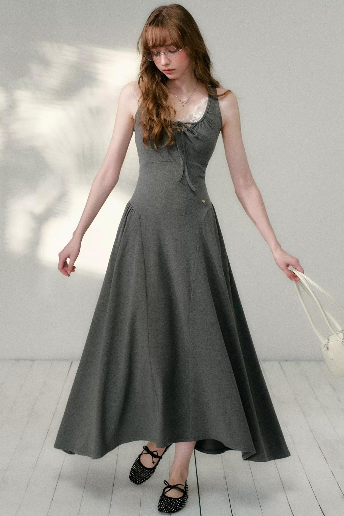 Vestido línea A irregular con escote en U en gris