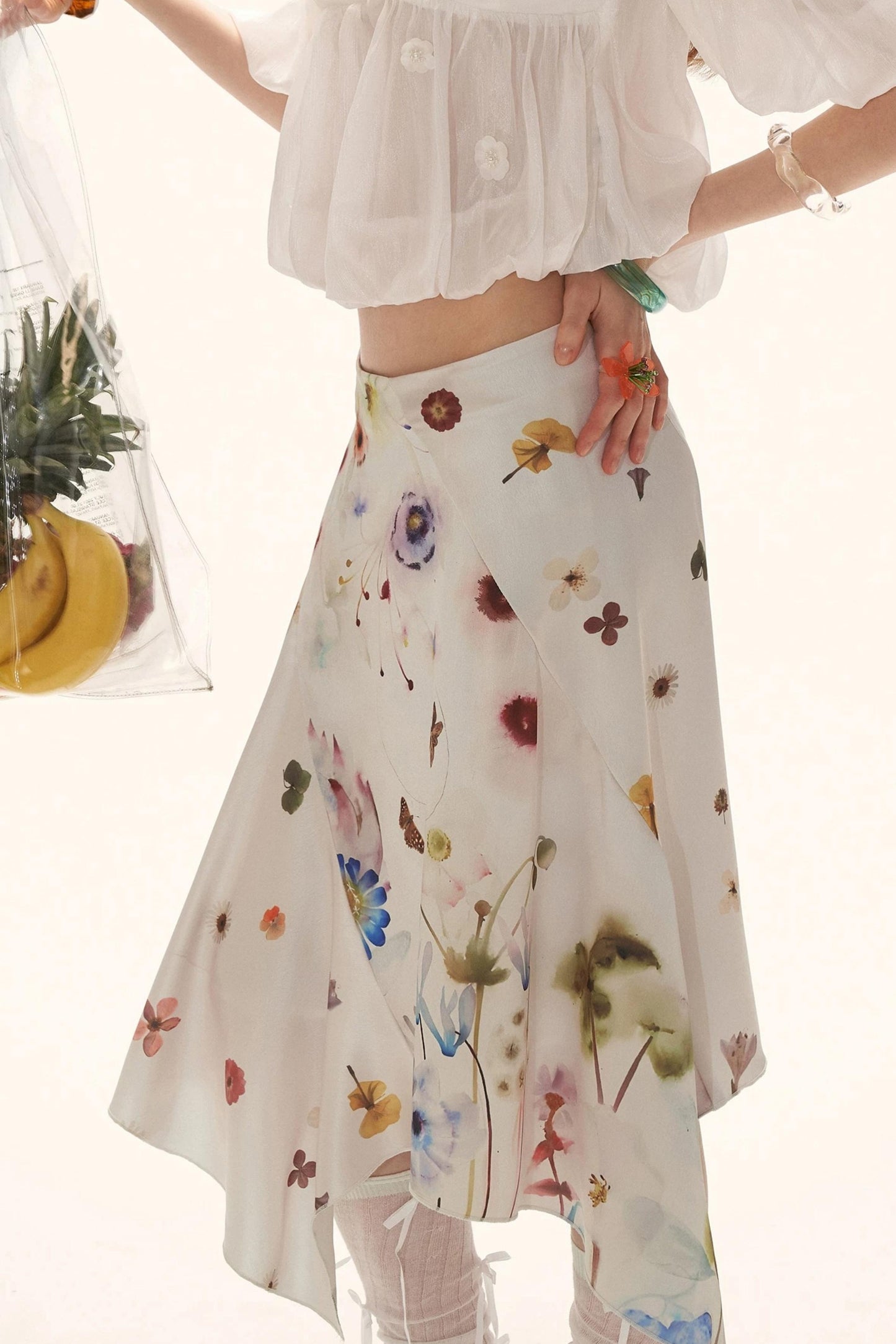 Falda asimétrica de satén floral