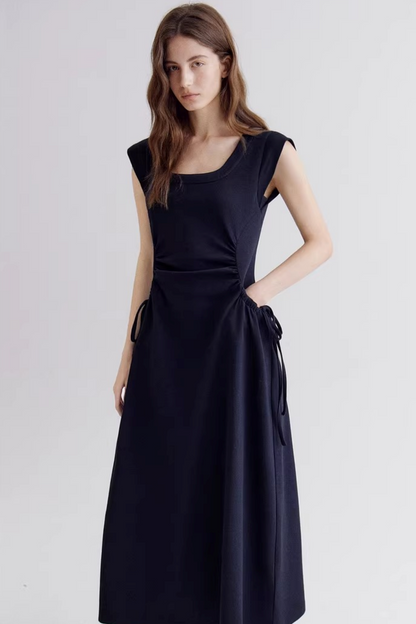 Robe à encolure carrée et taille nouée