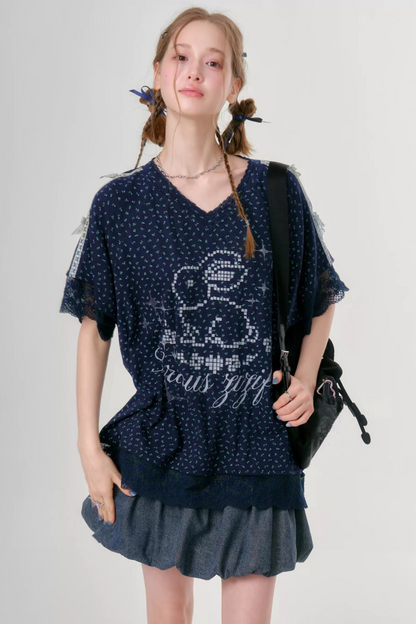 Tee-shirt bleu foncé en dentelle florale à col en V