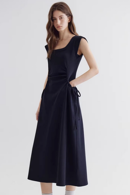 Robe à encolure carrée et taille nouée