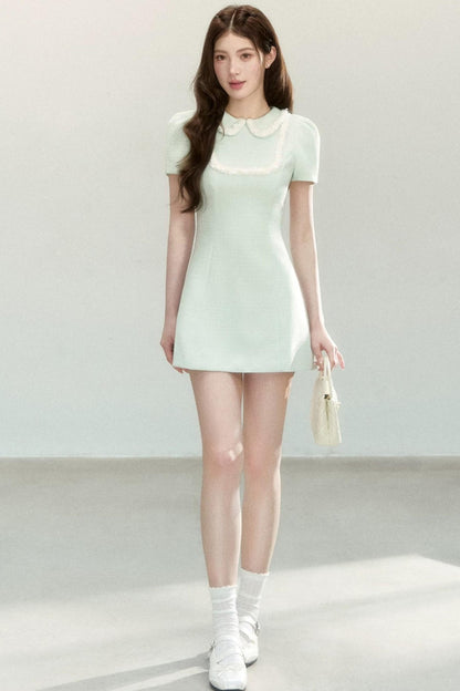 Vestido evasé con solapa encantadora