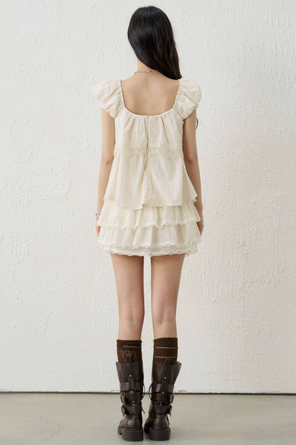 Top corto estilo babydoll con mangas con volantes