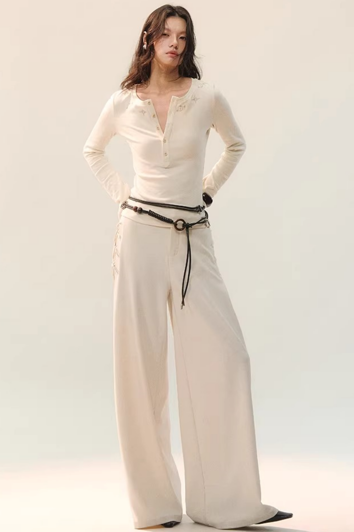 Pantalon large drapé à nouer sur le côté