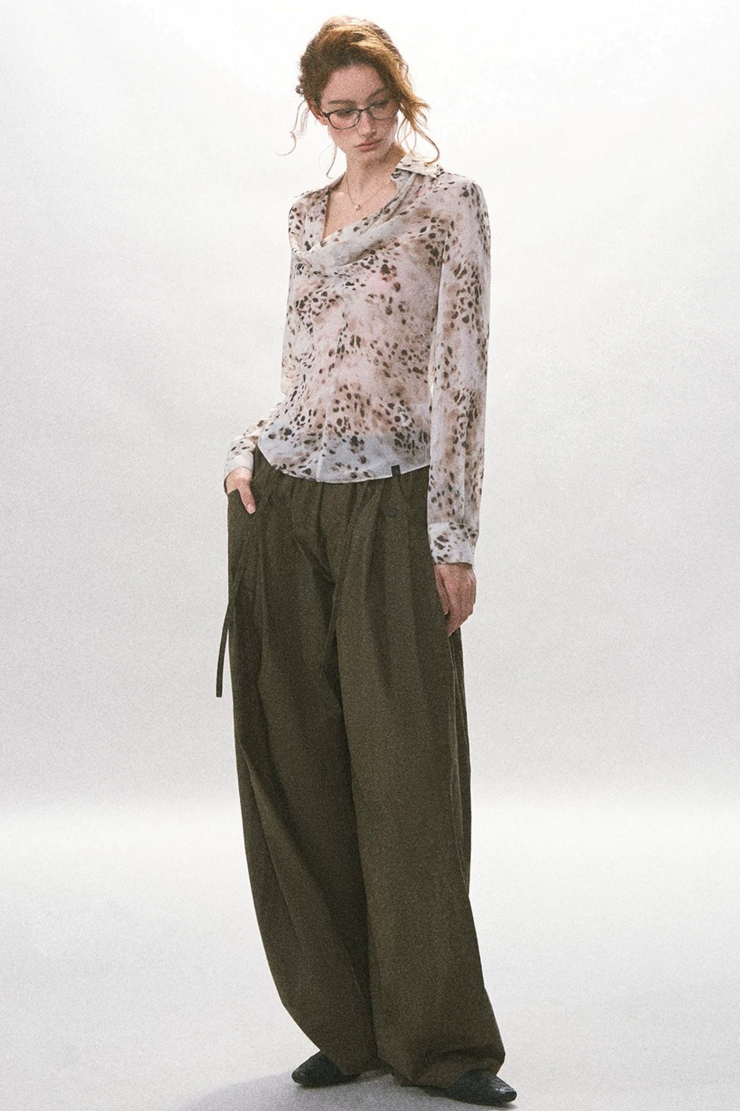 Hellfarbenes gepunktetes Slim-Fit-Chiffon-Oberteil