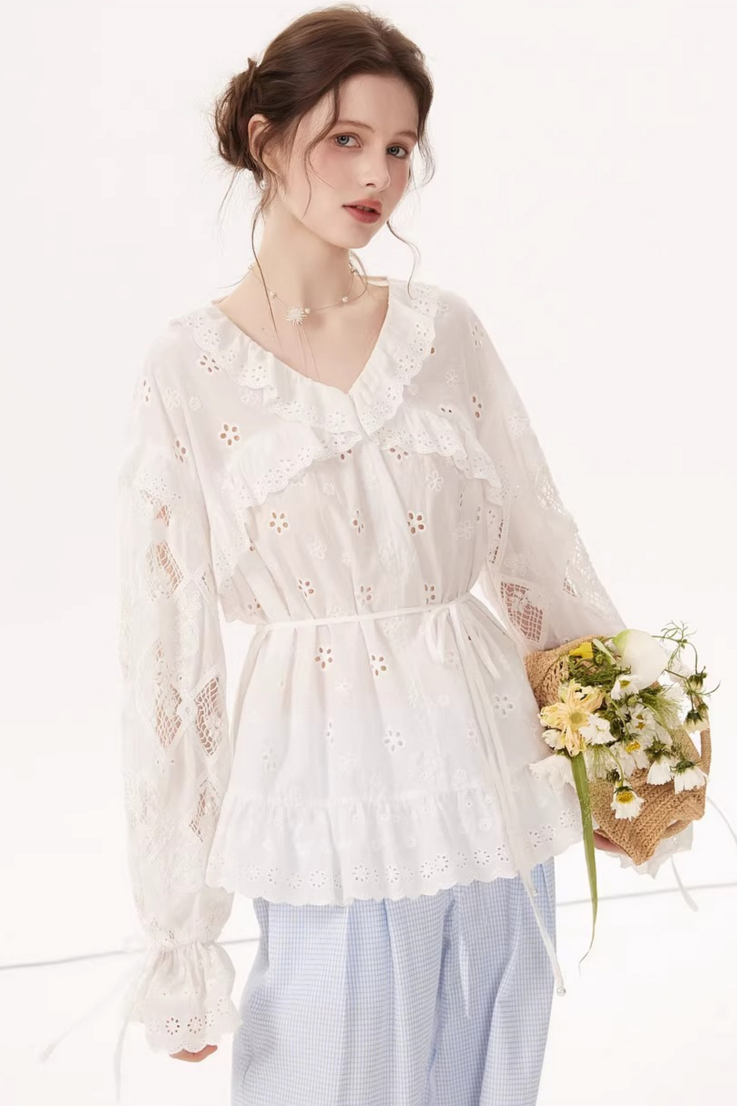 Blusa bordada con mangas farol