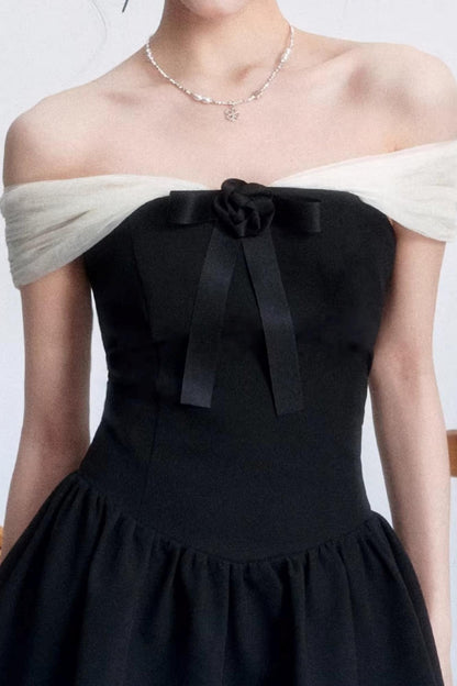 Vestido con hombros descubiertos en colores contrastantes