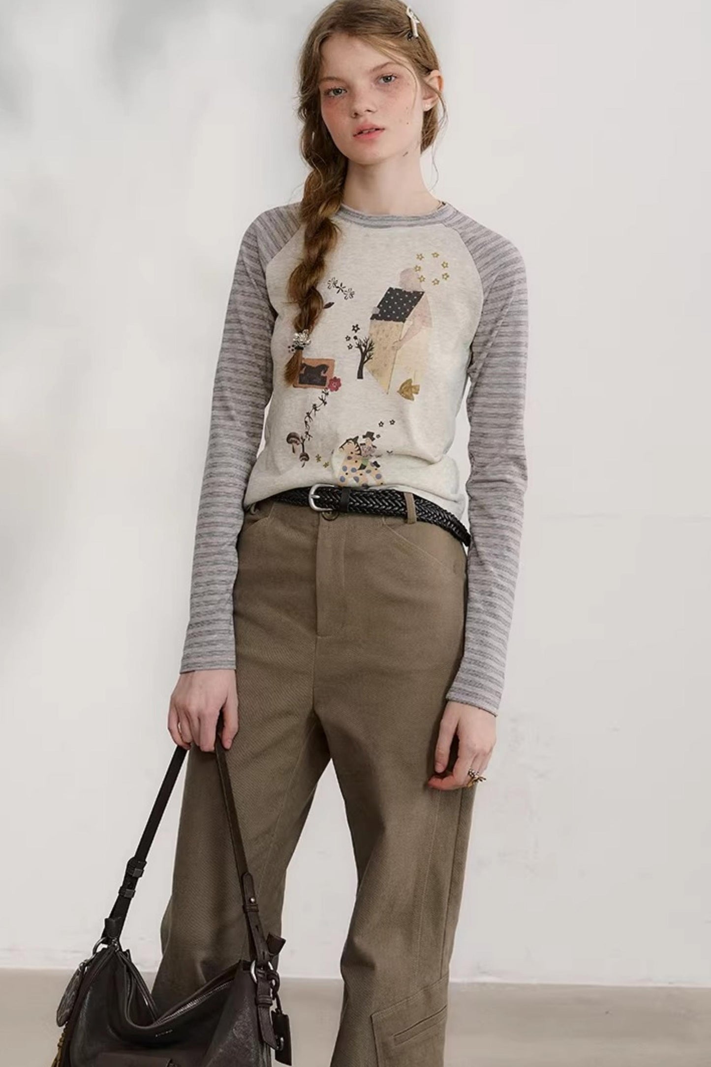 밤색 손으로 말아 올린 플레어 팬츠