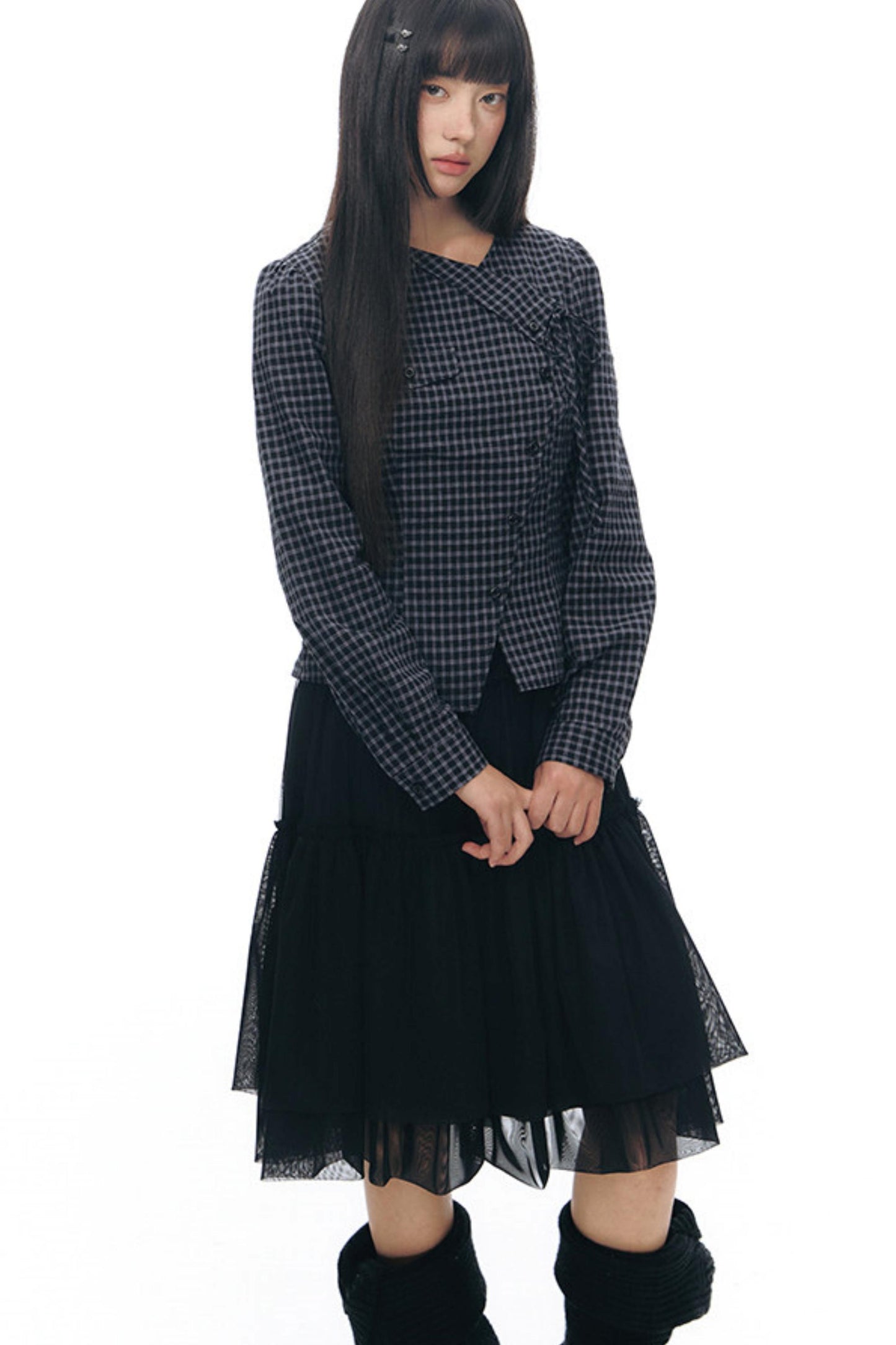 Anordnung aus diagonal kariertem Hemd und Blumenrock