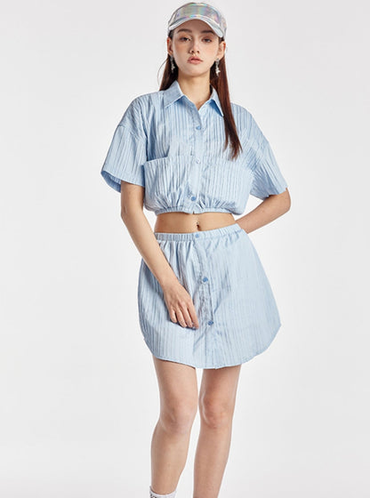 Himmelblaues elastisches Crop-Shirt mit einfachem Rock-Setup