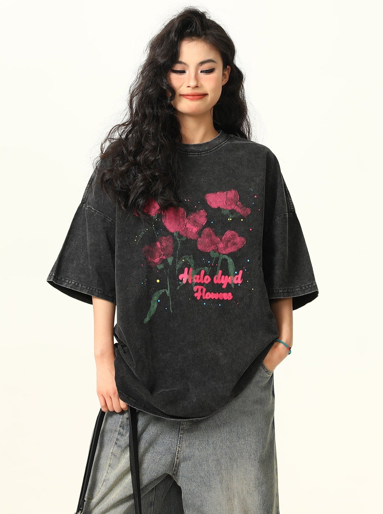 Gewaschenes T-Shirt mit Rosendruck (Distressed)