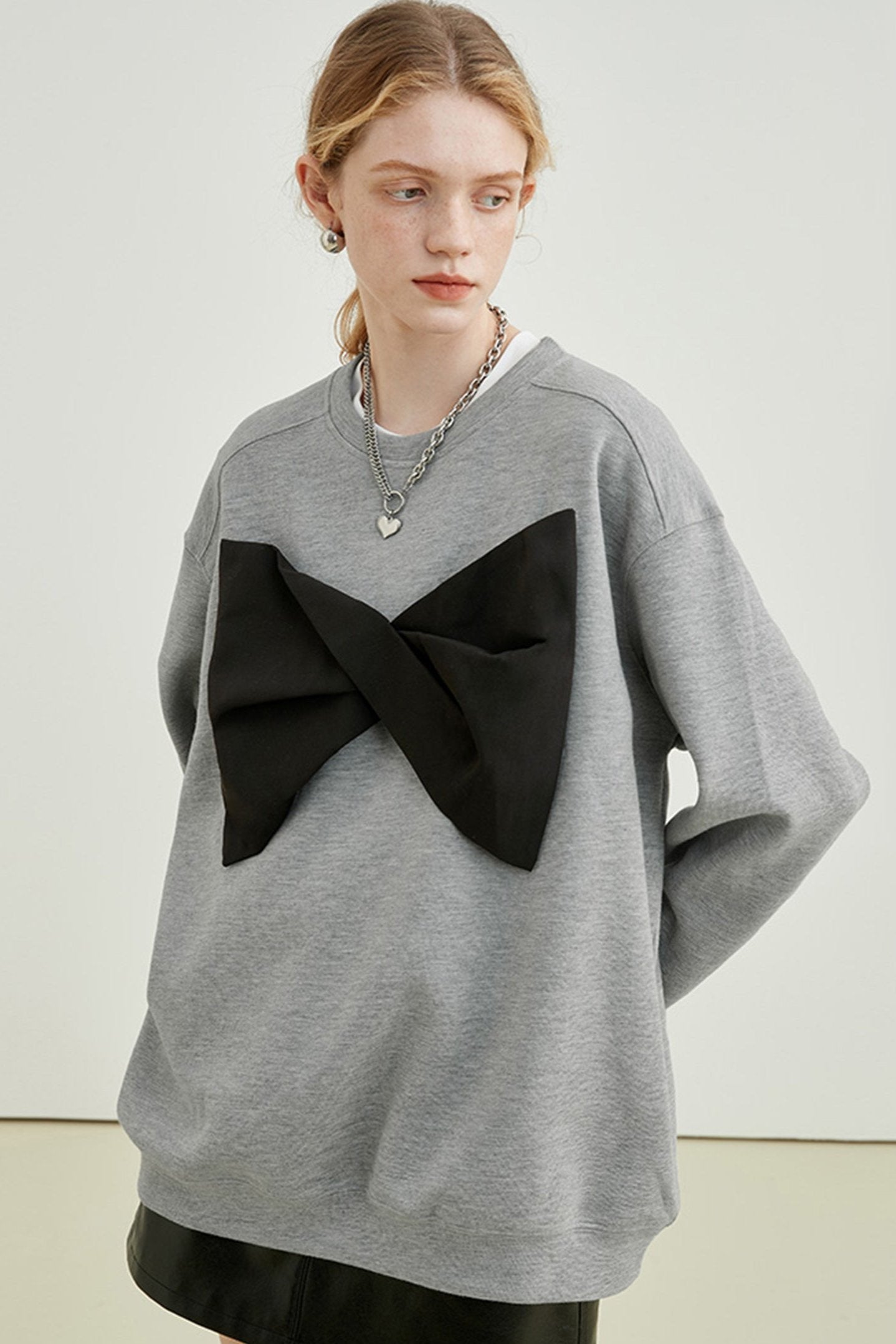 VEGA CHANG Crew Neck Sweatshirt Women's Fall 2024 New Design Bow Gray Loose Top