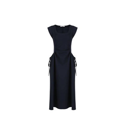Robe à encolure carrée et taille nouée
