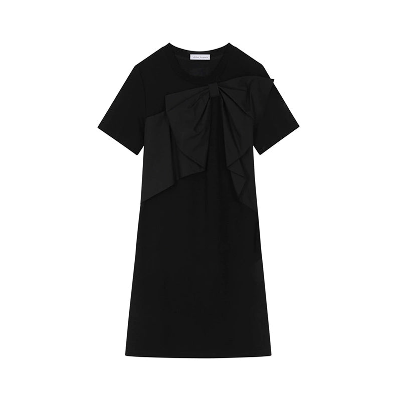 Schwarzes T-Shirt und Kleid mit Schleifendetail