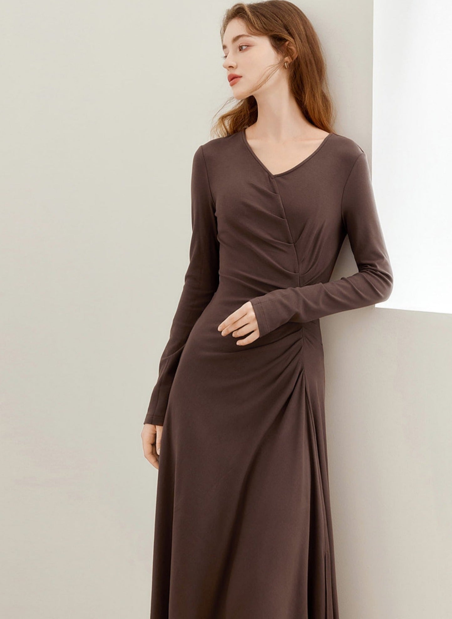 MEETLADY Design Sense V-Ausschnitt Schlank Langärmliges Kleid Women's 2024 Herbst Neues Temperament Schlankes Kleines Schwarzes Kleid