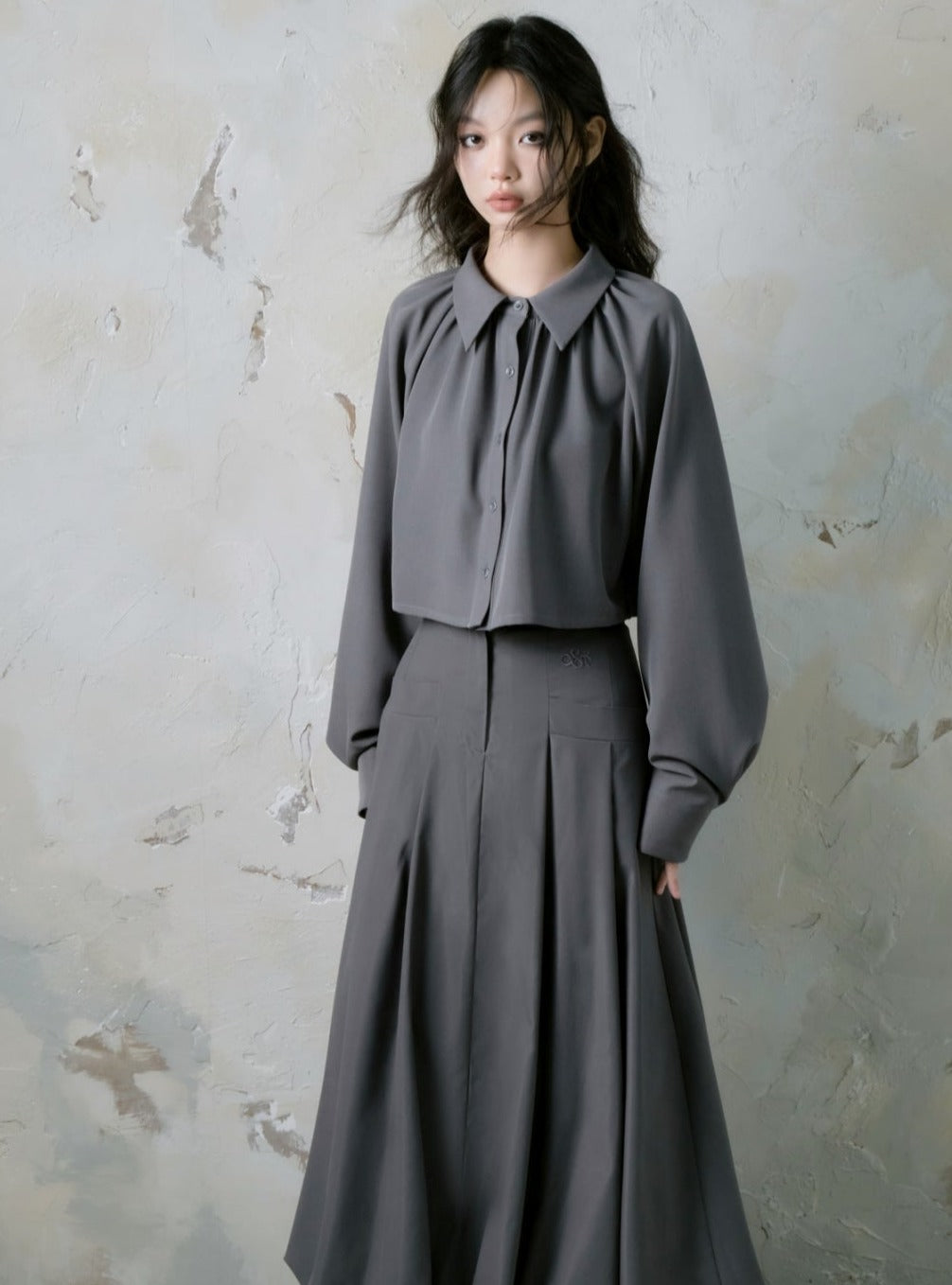 Cropped long-sleeved pleated shirt