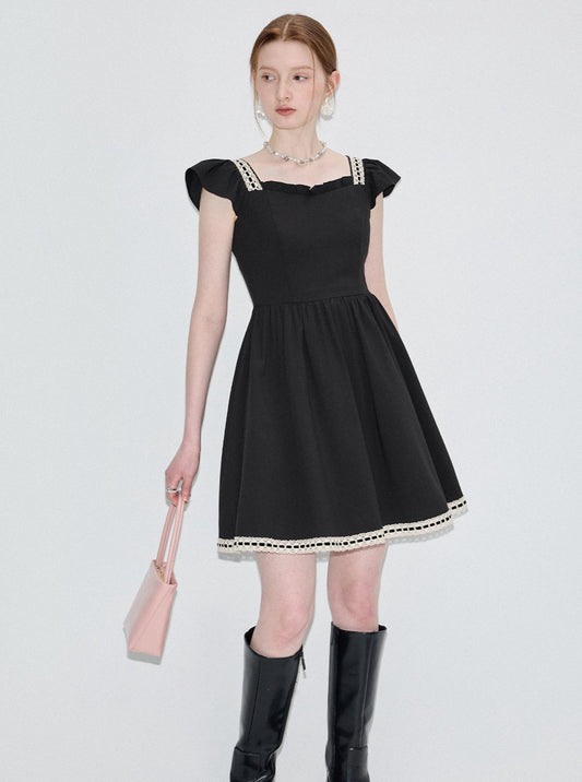 Schwarzes Kleid mit Cinch-Taille