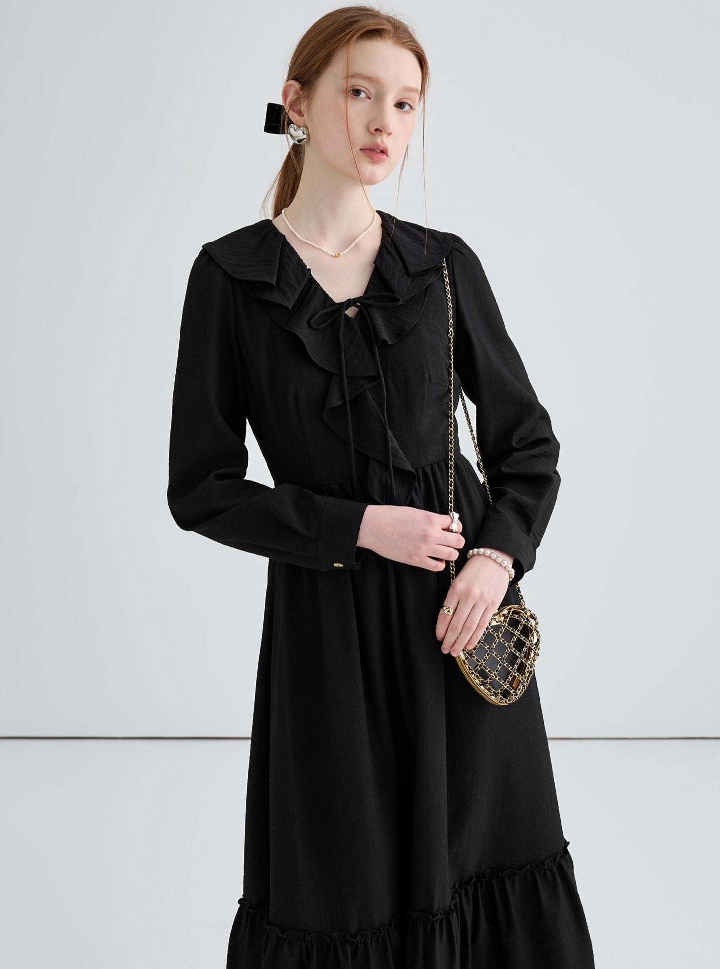 Schwarzes unregelmäßiges langes Kleid mit Rüschen