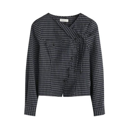 Anordnung aus diagonal kariertem Hemd und Blumenrock