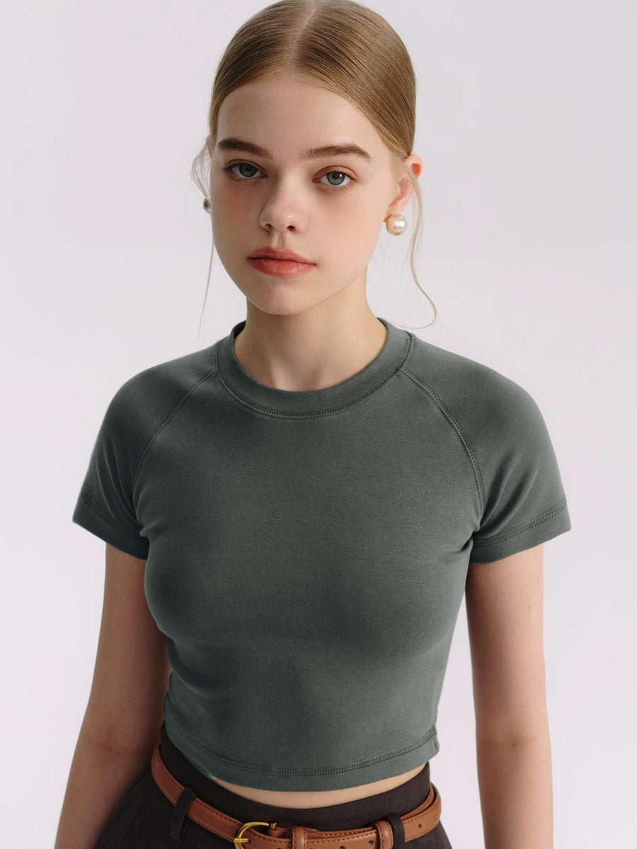 Schlankes weißes Crop-T-Shirt