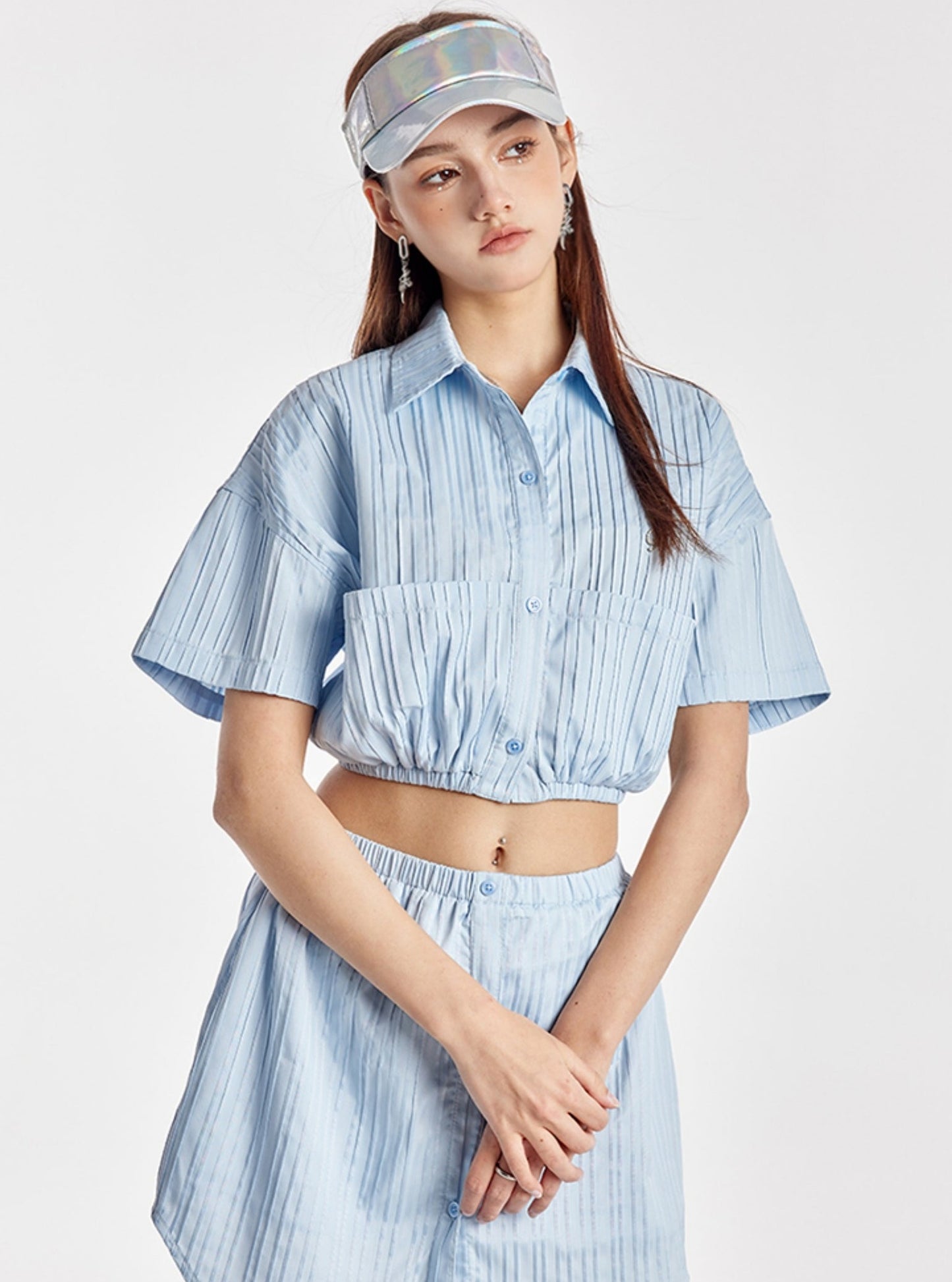 Himmelblaues elastisches Crop-Shirt mit einfachem Rock-Setup