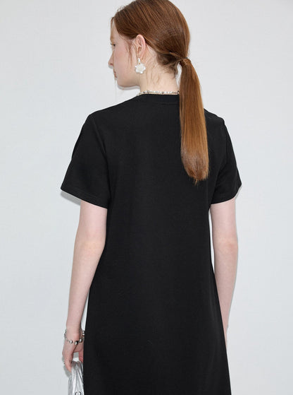 Schwarzes T-Shirt und Kleid mit Schleifendetail