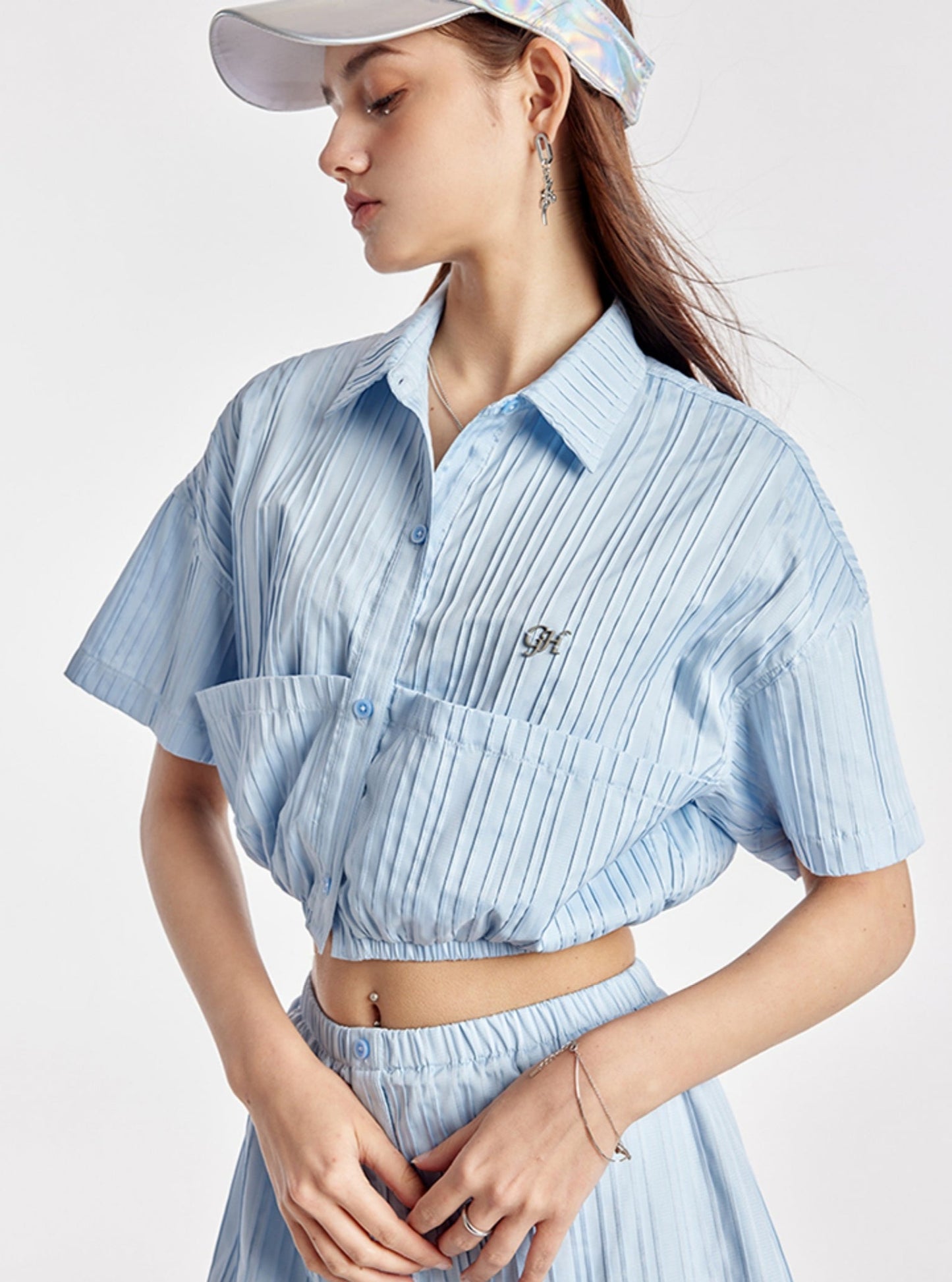 Himmelblaues elastisches Crop-Shirt mit einfachem Rock-Setup