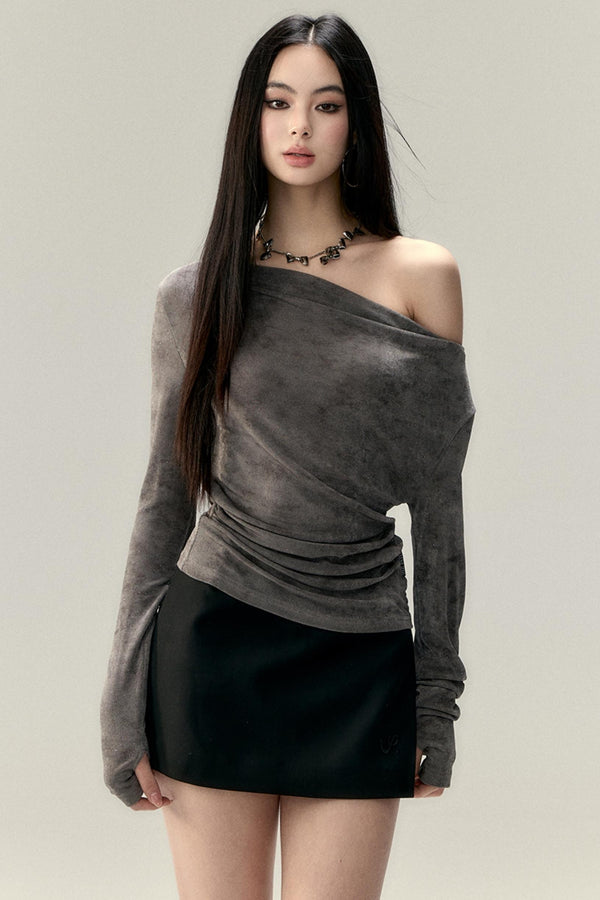 주름진 비스듬한 어깨 탑 