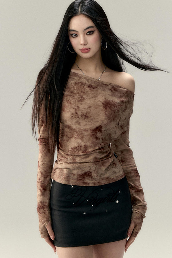 주름진 비스듬한 어깨 탑 