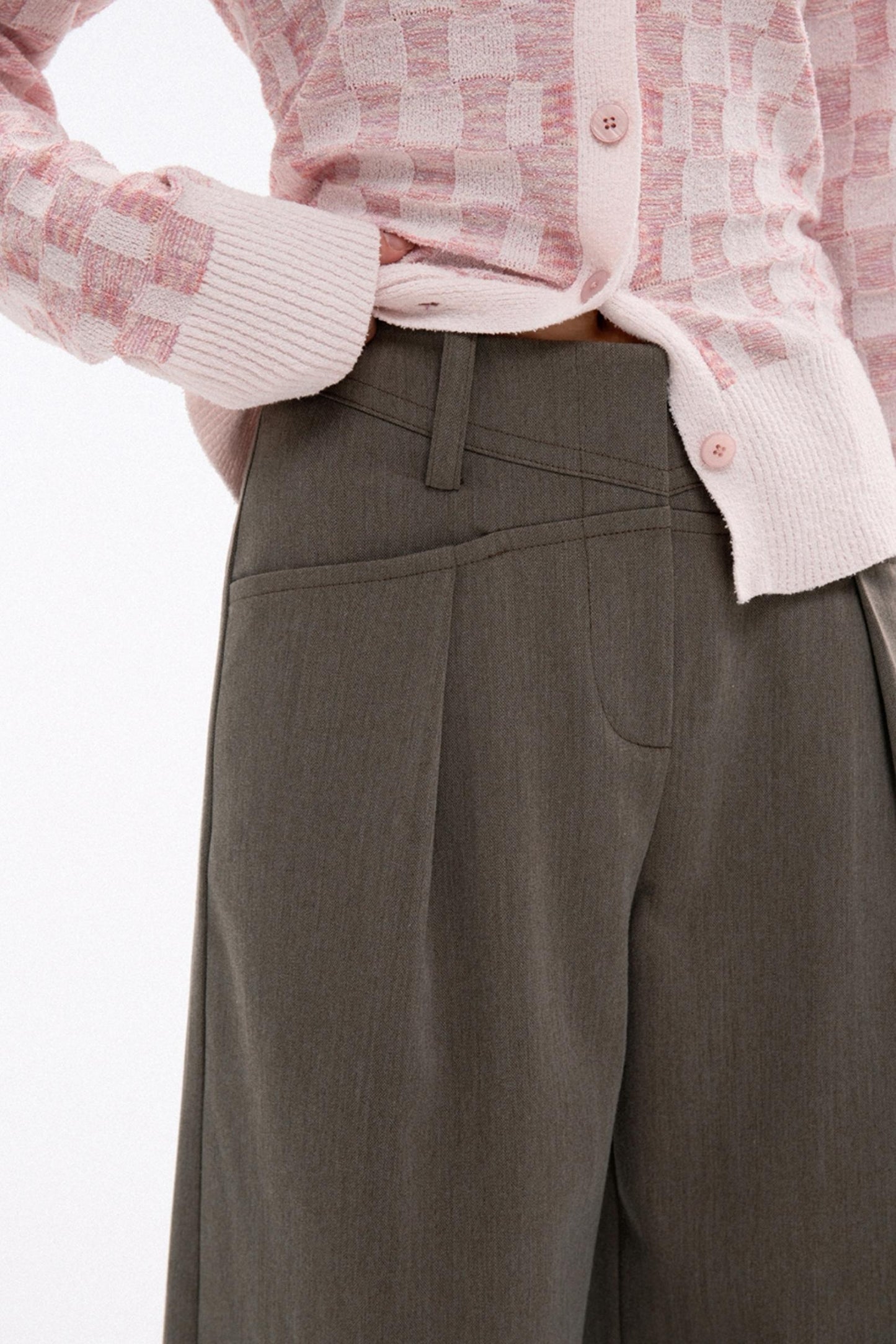 Relaxed Silhouette Mid-Rise Pants