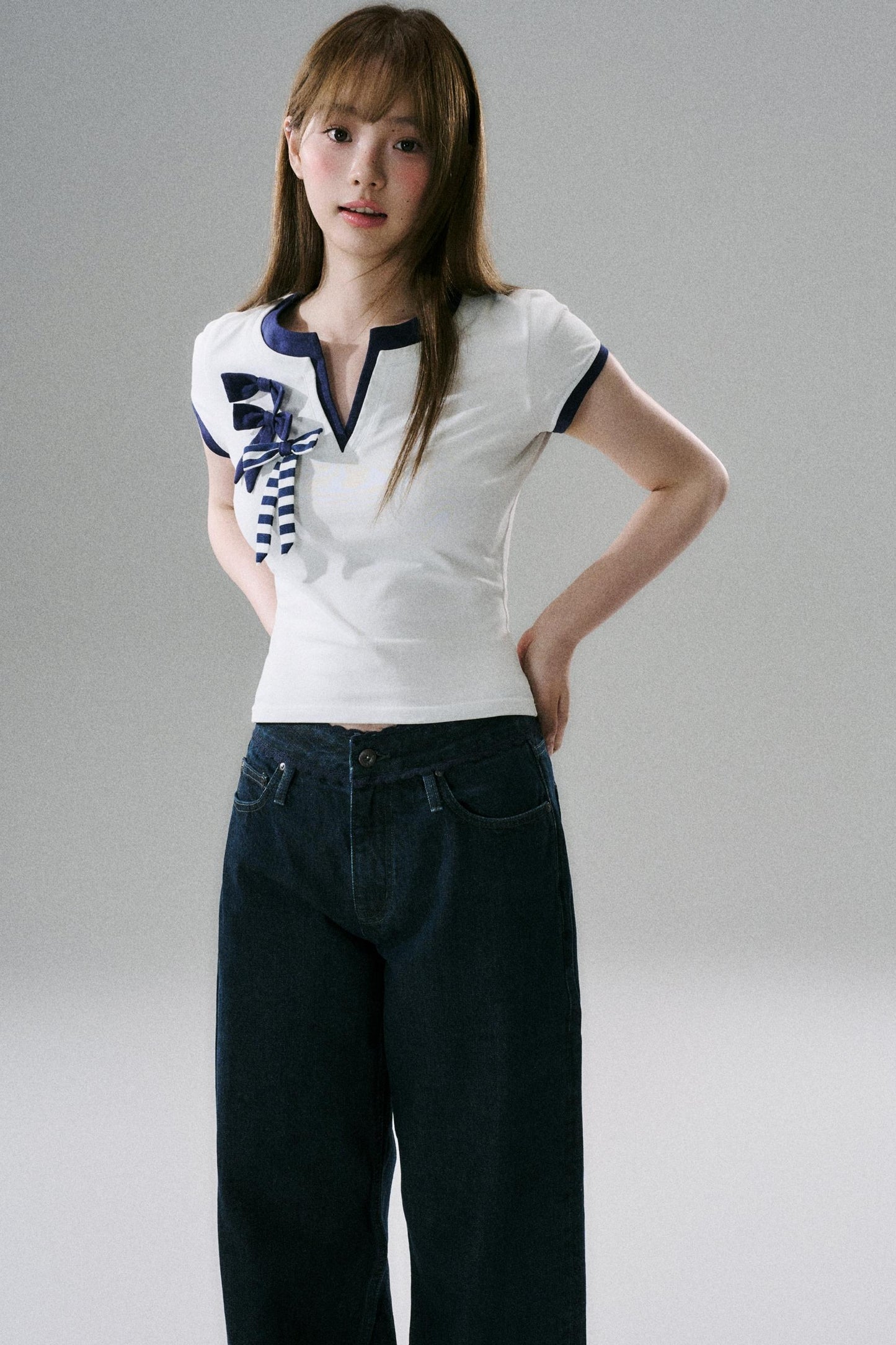 Multi-Bow V-Neck Slim T-Shirt