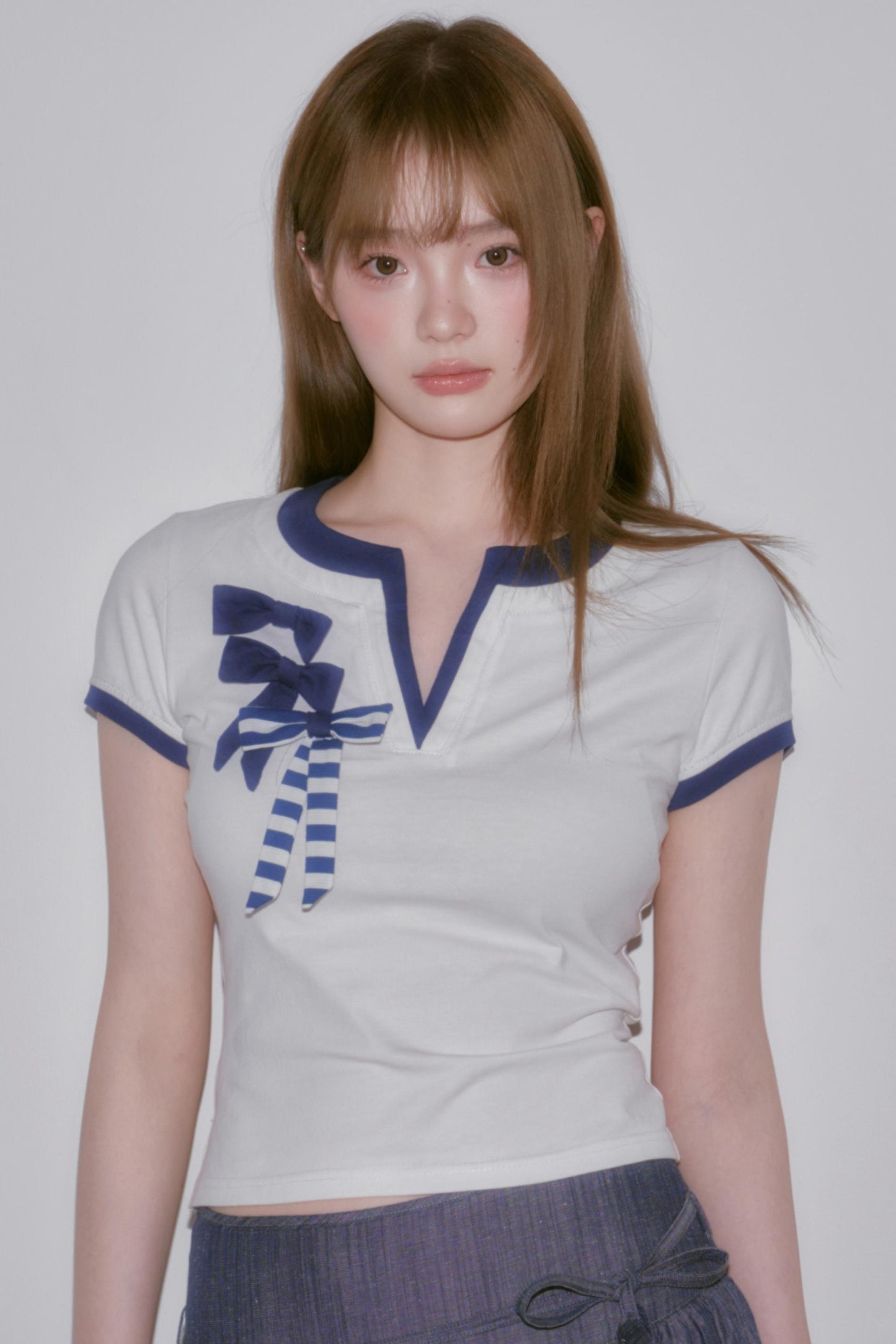 Multi-Bow V-Neck Slim T-Shirt