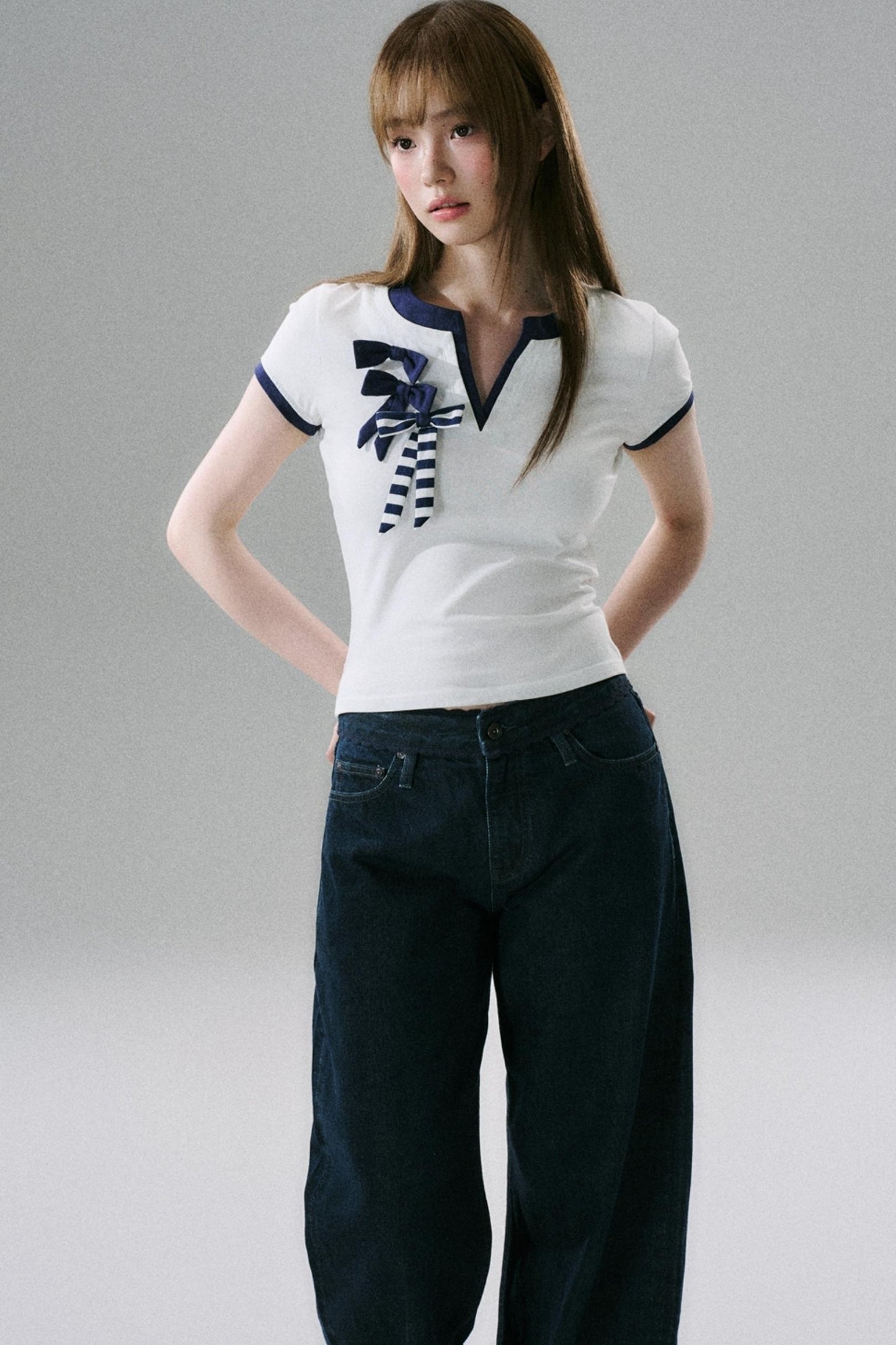 Multi-Bow V-Neck Slim T-Shirt