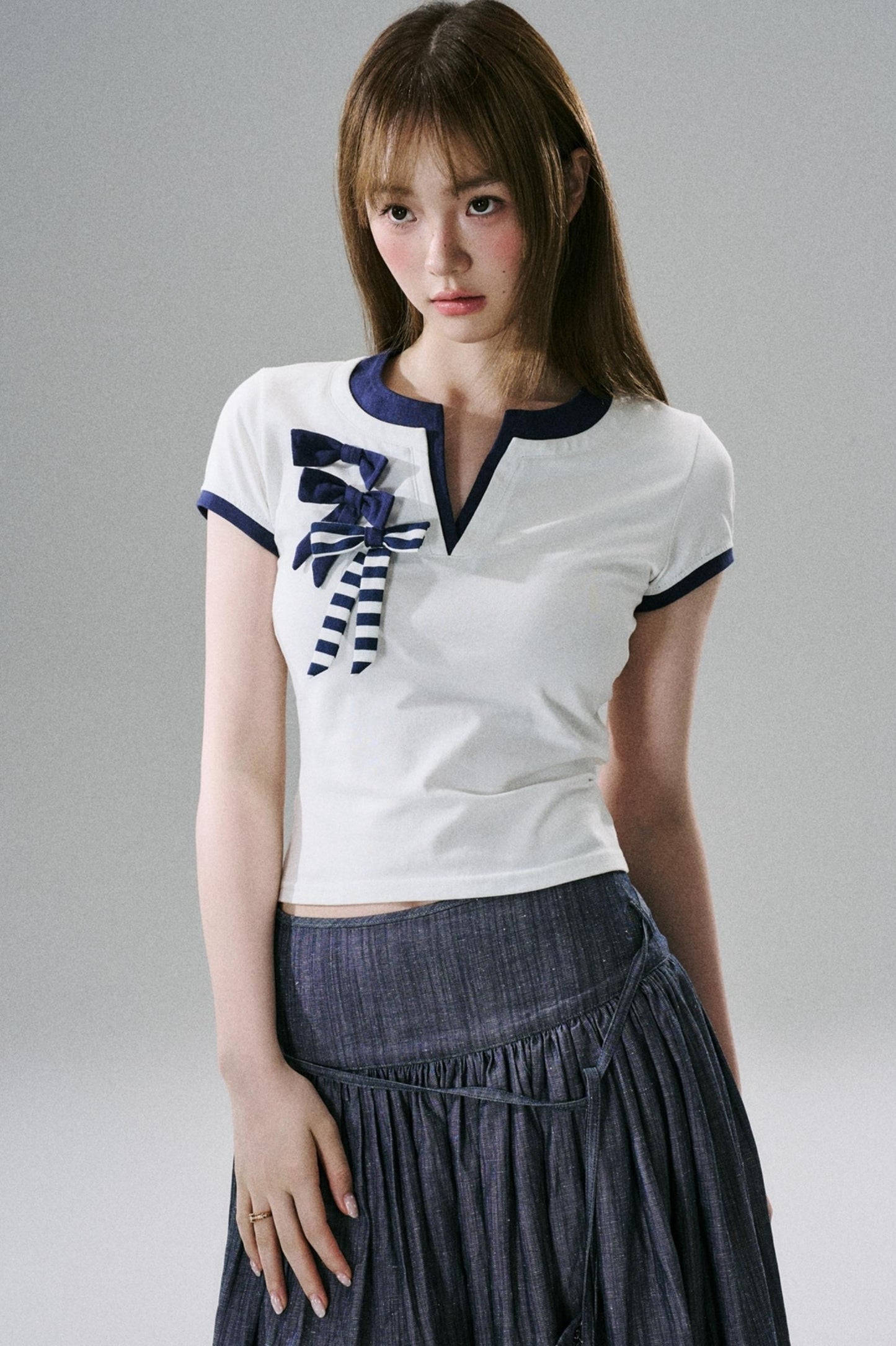 Multi-Bow V-Neck Slim T-Shirt