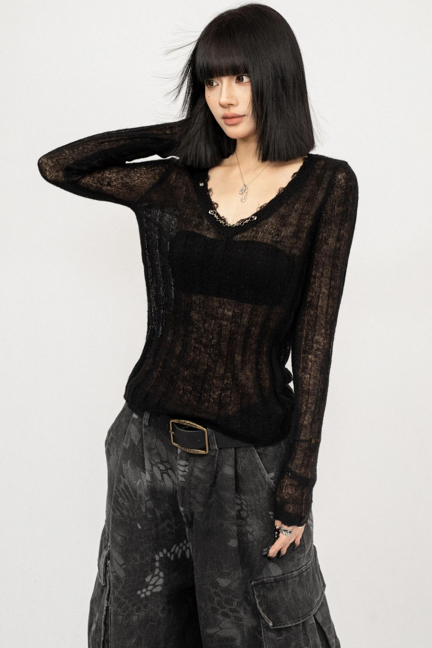 블랙 컷아웃 니트 탑