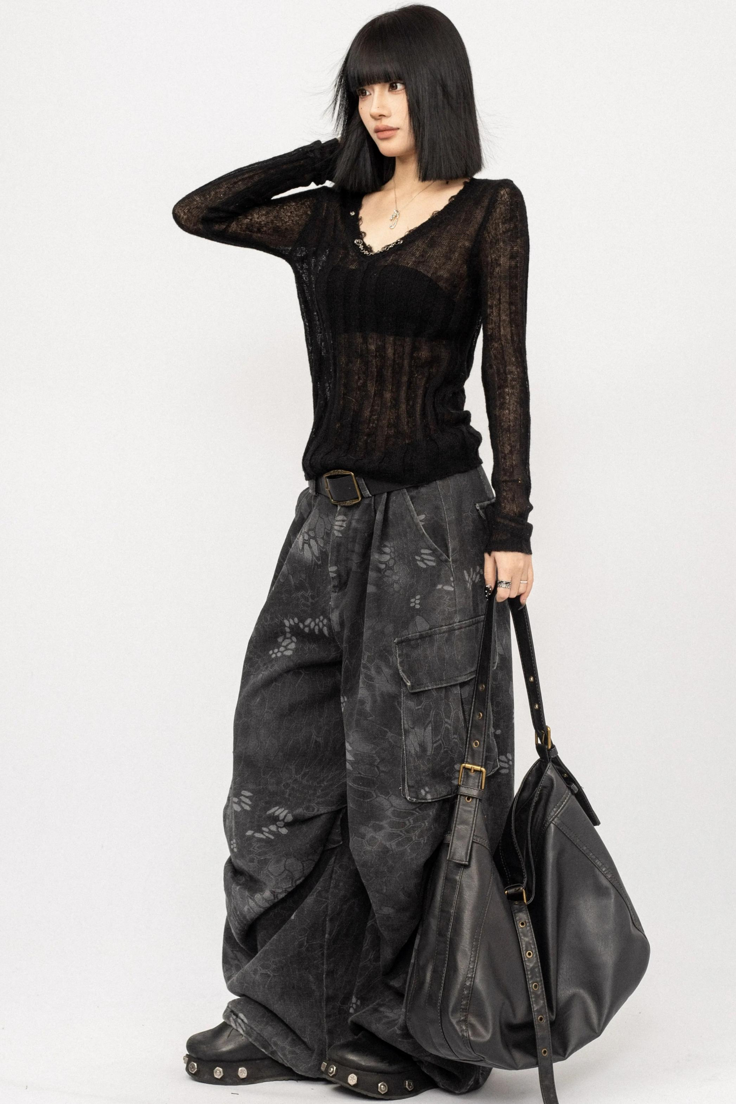 블랙 컷아웃 니트 탑