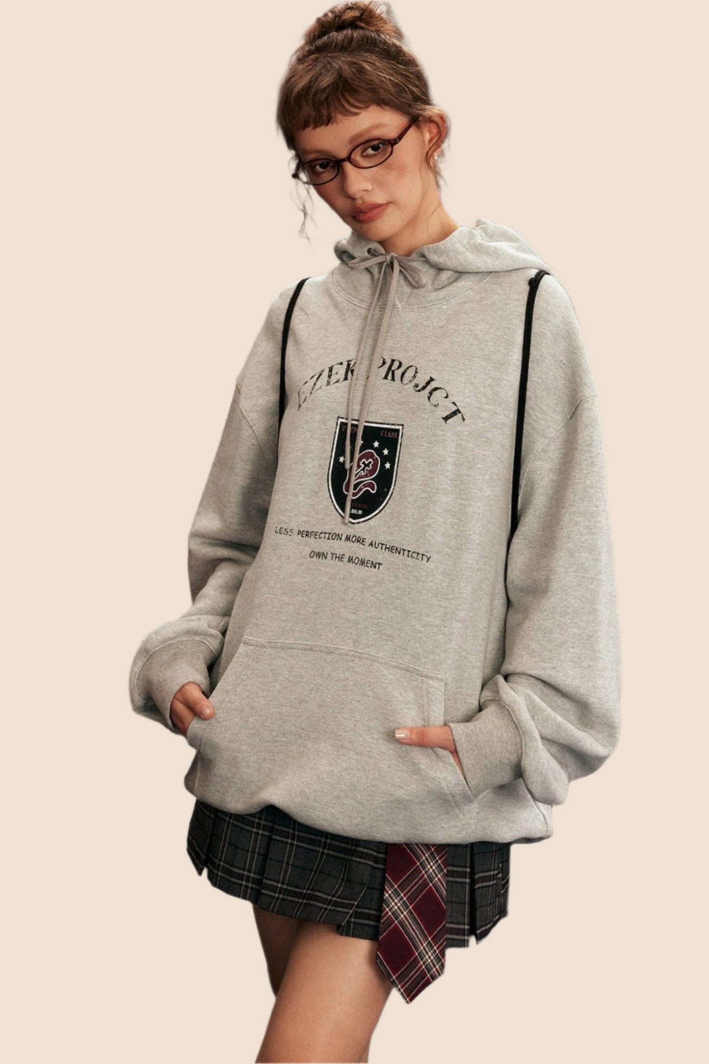 EZEK American Badge Print Hooded Pullover Grau Sweatshirt Frauen Vintage lose lässig abfallende Schulter Ärmel High Street Jacke