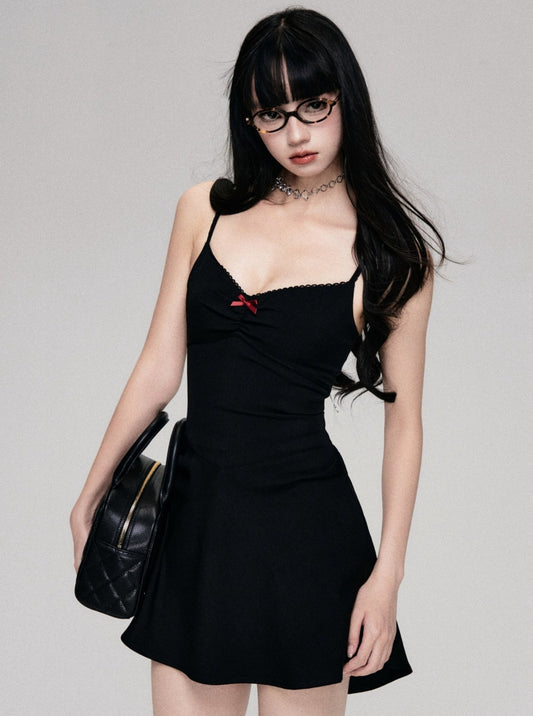 Schwarzes Slip-Kleid mit vertikaler Taille