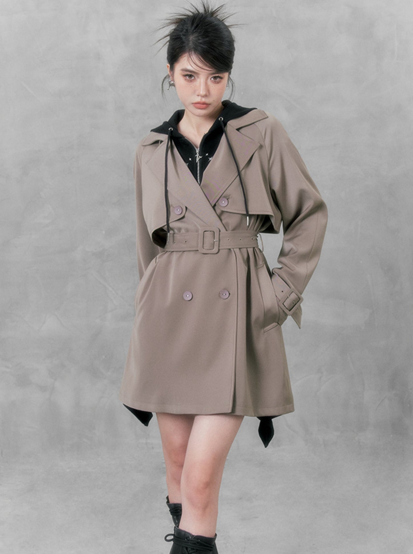 Leichte Silhouette kurzer Trenchcoat